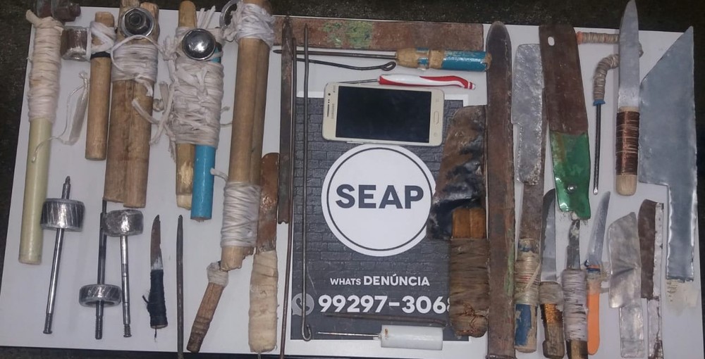 Polícia apreende celular, facas e ferramentas para escavação em presídio de Manaus 