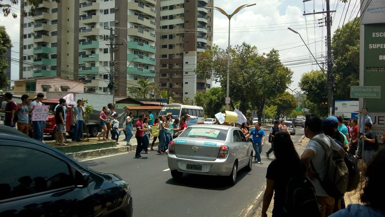 Estudantes  protestam após universitário ser baleado em parada de ônibus em Manaus 