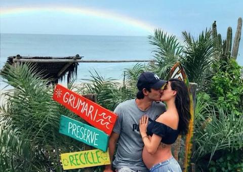 Isis Valverde se declara para o marido em foto romântica