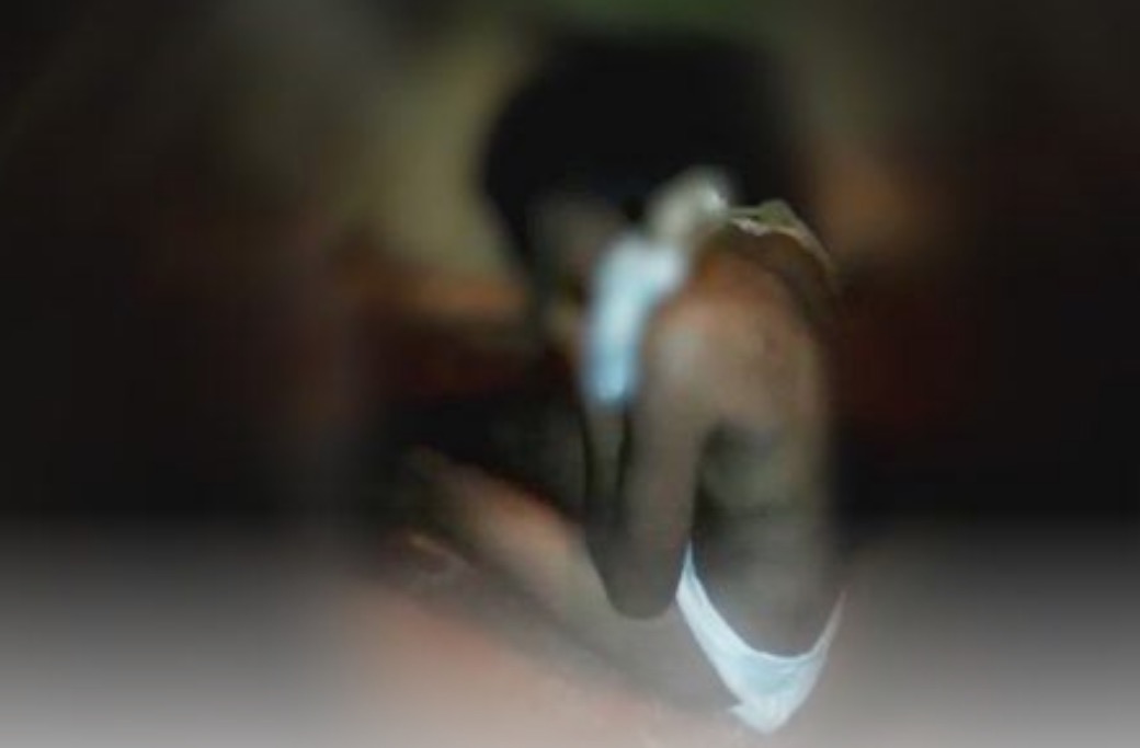 Menino de 12 anos é estuprado por cinco pessoas e imagens são divulgadas na internet