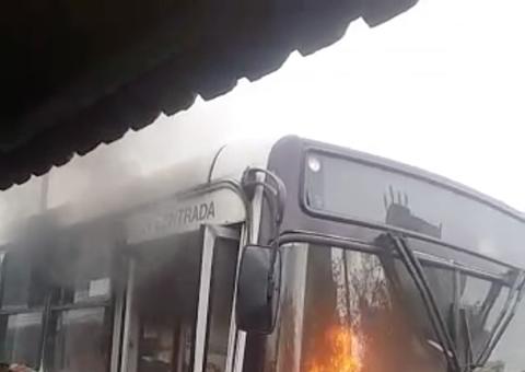 Ônibus pega fogo em parada e assusta passageiros em Manaus