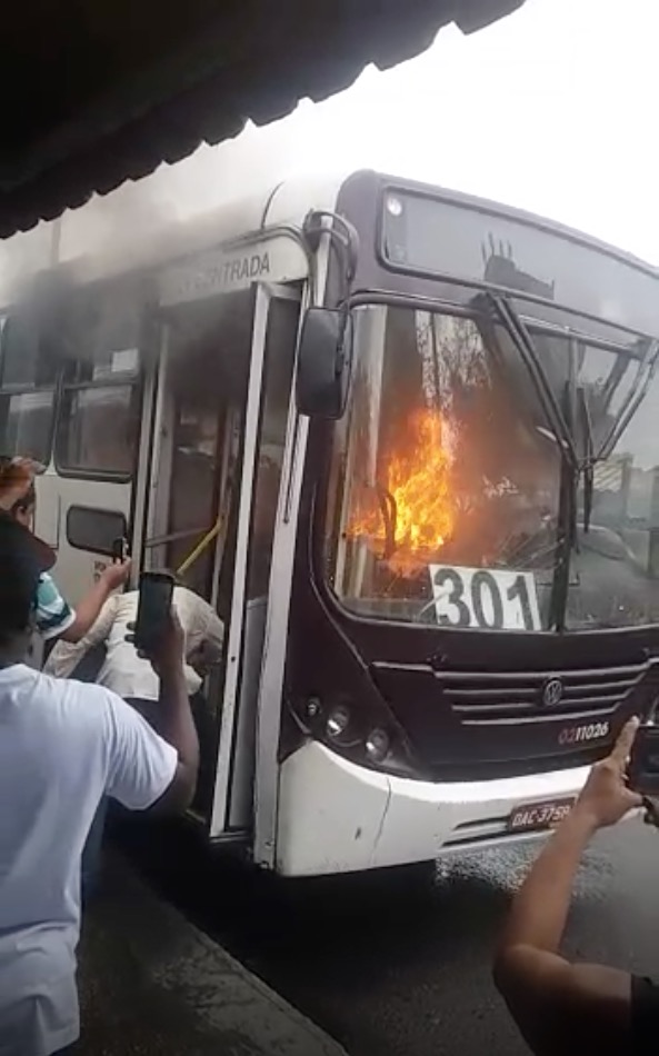 Ônibus pega fogo em parada e assusta passageiros em Manaus