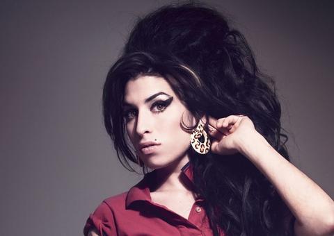 Amy Winehouse voltará aos palcos na forma de holograma, afirma pai da cantora