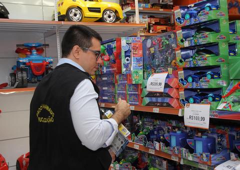Procon apreende 100 brinquedos  durante operação 'Dia das Crianças'