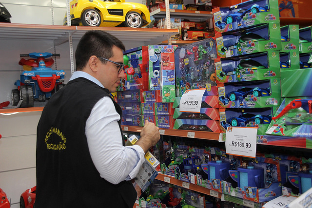 Procon apreende 100 brinquedos  durante operação 'Dia das Crianças'