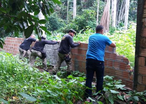 Muro construído em invasão é demolido e responsáveis podem ser multados em R$ 50 mil