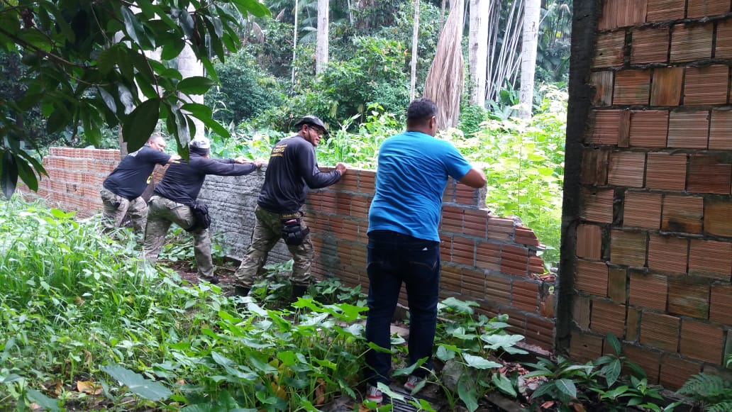 Muro construído em invasão é demolido e responsáveis podem ser multados em R$ 50 mil