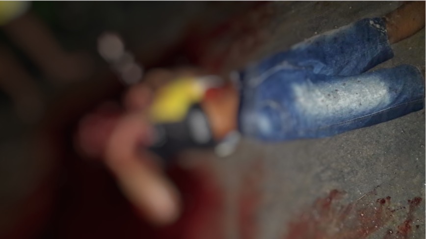 Adolescente é morto a tiros e tem faca cravada no tórax em Manaus