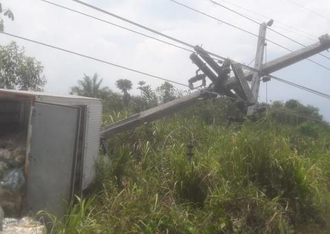 Caminhão baú derruba 4 postes e deixa 3,6 mil casas sem energia no Amazonas