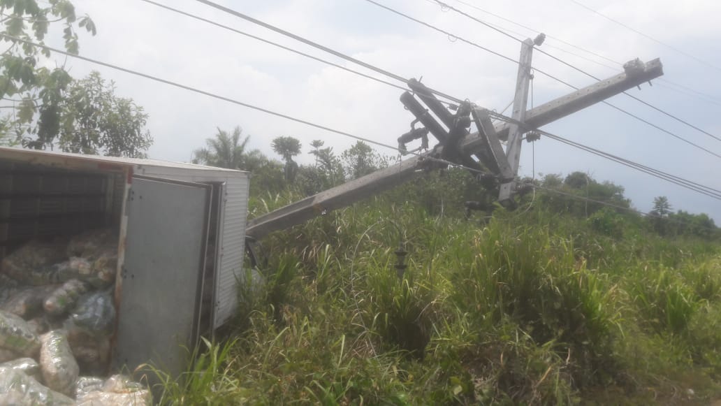 Caminhão baú derruba 4 postes e deixa 3,6 mil casas sem energia no Amazonas