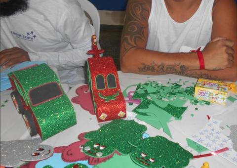Presidiários fazem brinquedos para o dia das crianças 