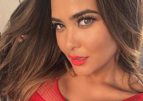    Geisy Arruda sobe a temperatura com 'ajeitadinha' de biquíni 