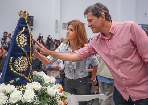 Haddad discute com mulher em igreja católica; 'ele é um abortista'