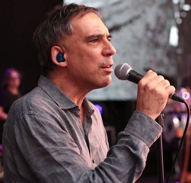 Em manifesto tocante, Arnaldo Antunes critica discurso de ódio de Bolsonaro e barbárie no país