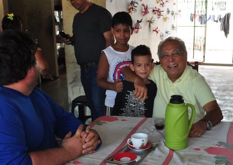Em Manaus, Amazonino Mendes visita moradores do Augusto Montenegro