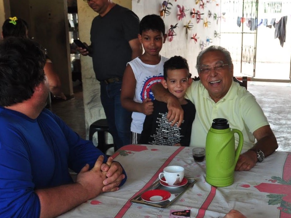 Em Manaus, Amazonino Mendes visita moradores do Augusto Montenegro