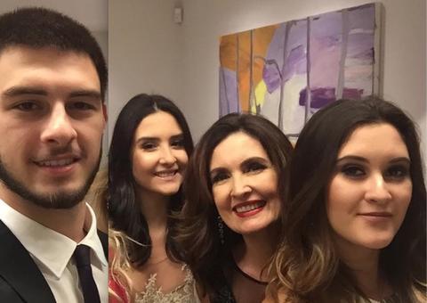 Fátima Bernardes revira o baú e posta foto dos trigêmeos na infância