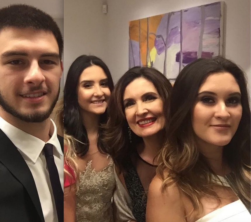 Fátima Bernardes revira o baú e posta foto dos trigêmeos na infância