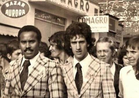 Apresentador choca ao aparecer irreconhecível em foto antiga