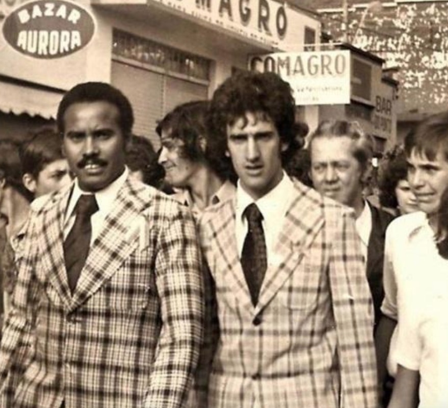 Apresentador choca ao aparecer irreconhecível em foto antiga