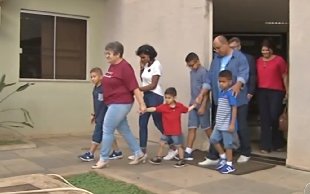 Casal adota cinco irmãos que viviam em abrigo 