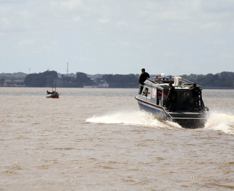 Barco que transportava mais de 80 passageiros naufraga misteriosamente no Rio Solimões