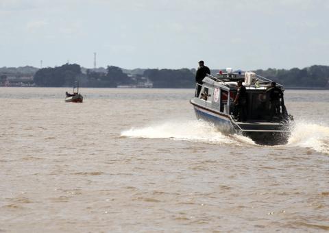 Barco que transportava mais de 80 passageiros naufraga misteriosamente no Rio Solimões
