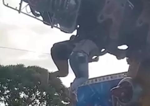 Brinquedo falha e crianças despencam em parque de diversões