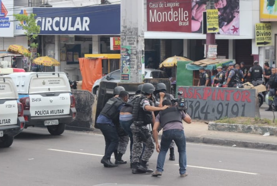 Criminosos saem de loteria levando reféns como escudo humano em Manaus