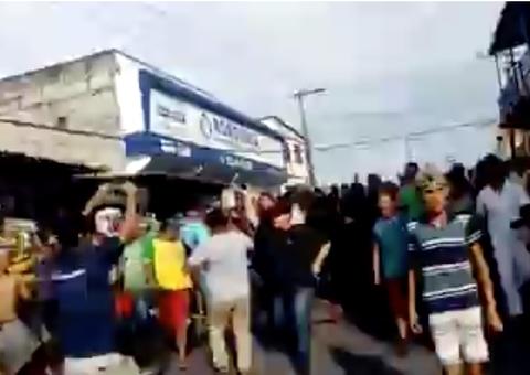 Vídeo mostra policiais militares sendo aplaudidos por população após resgate de reféns