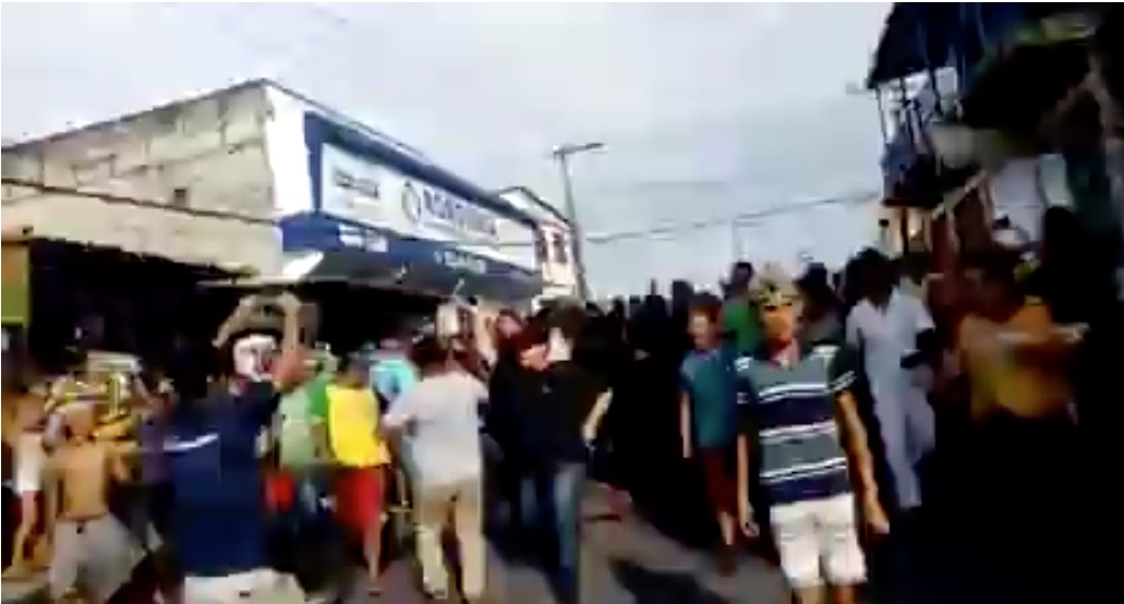 Vídeo mostra policiais militares sendo aplaudidos por população após resgate de reféns