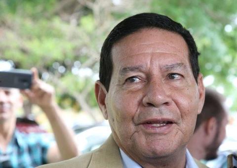 Após falas polêmicas, vice de Bolsonaro some de campanha