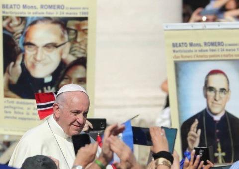 Papa Francisco proclama santos o 'bispo dos mais pobres', Óscar Romero, e o Papa Paulo VI