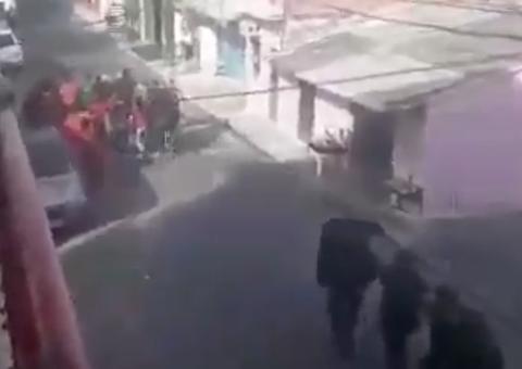 Vídeo mostra momento exato do confronto da polícia contra assaltantes com reféns: 'Matou, matou!'