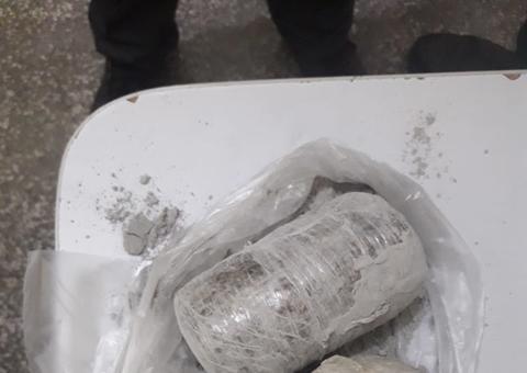 Mulher é presa ao tentar no CPDM com drogas escondidas nas partes íntimas