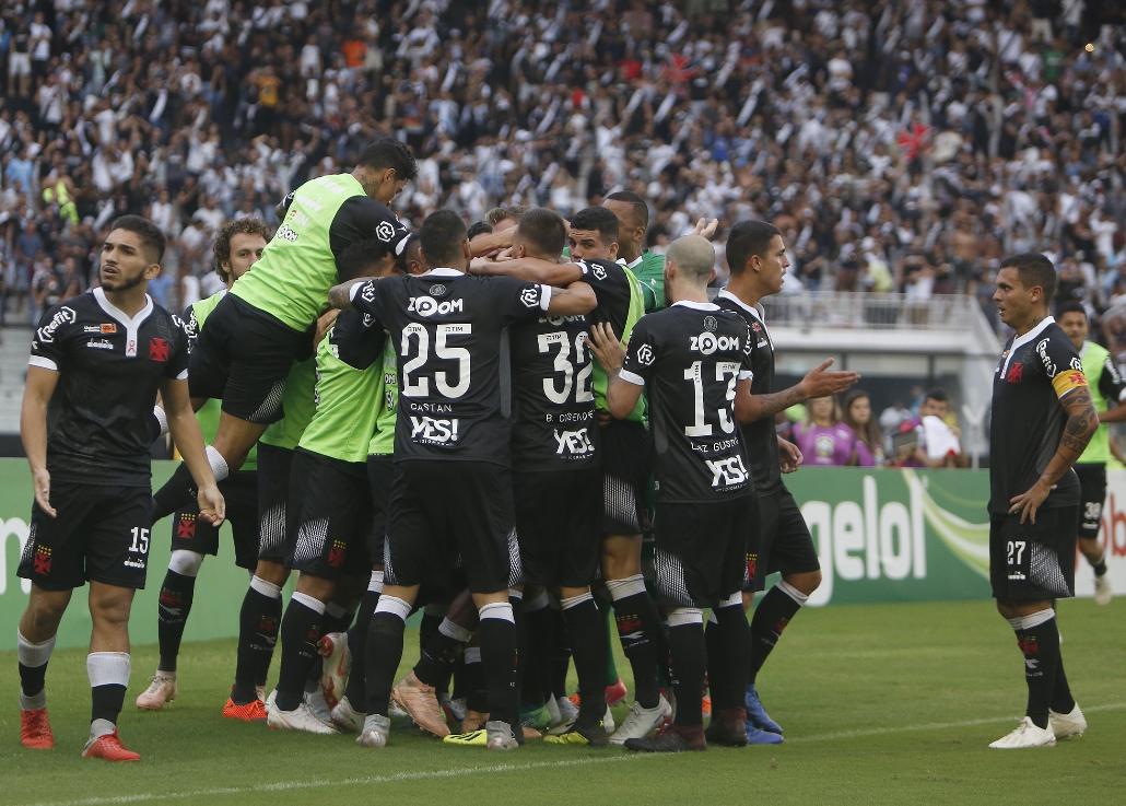 Vasco vence o Cruzeiro em jogo de resposta na bola do vaiado Fabrício
