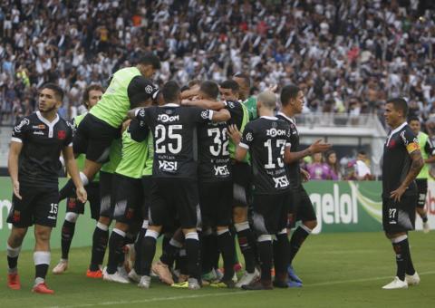 Vasco vence o Cruzeiro em jogo de resposta na bola do vaiado Fabrício