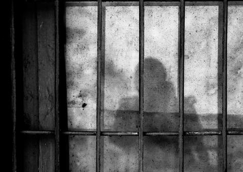 Menina vai visitar irmão em presídio e é estuprada por outro detento