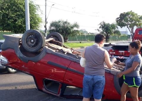 Homem morre em hospital após carro capotar na Ponta Negra