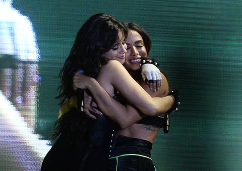 De surpresa, Anitta canta ‘Paradinha’ com Camila Cabello e fãs vão à loucura em festival