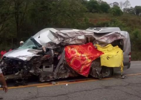 Família morre e nove pessoas ficam feridas em acidente gravíssimo entre van e carrreta