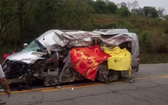 Família morre e nove pessoas ficam feridas em acidente gravíssimo entre van e carrreta