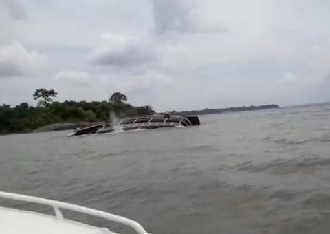 Vídeo flagra momento em que barco bate em banco de areia e naufraga no Amazonas