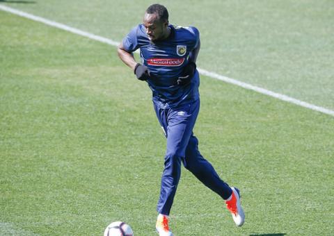 Desempenho de Bolt como jogador de futebol causa polêmica e rende teste antidoping