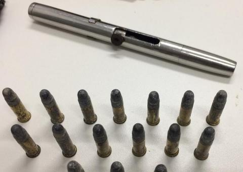 Polícia apreende arma disfarçada de caneta em ponto de drogas