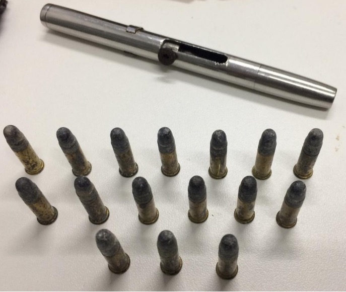 Polícia apreende arma disfarçada de caneta em ponto de drogas