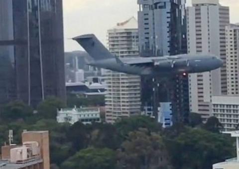 Pessoas ficam em pânico ao ver avião perto de prédios e pensam em atentado de 11 de setembro