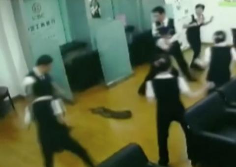 Cobra causa pânico ao cair de teto de banco em cima de funcionários 