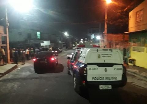 Homem é assassinado em beco após sair de carro misterioso em Manaus