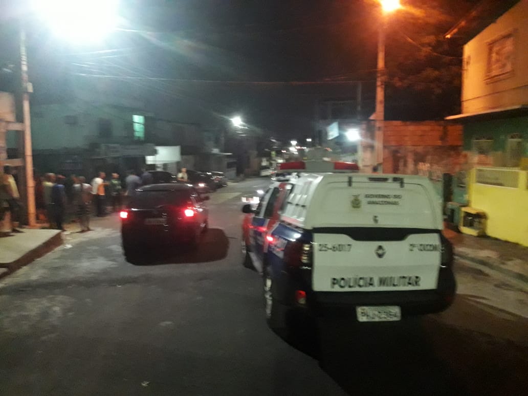 Homem é assassinado em beco após sair de carro misterioso em Manaus